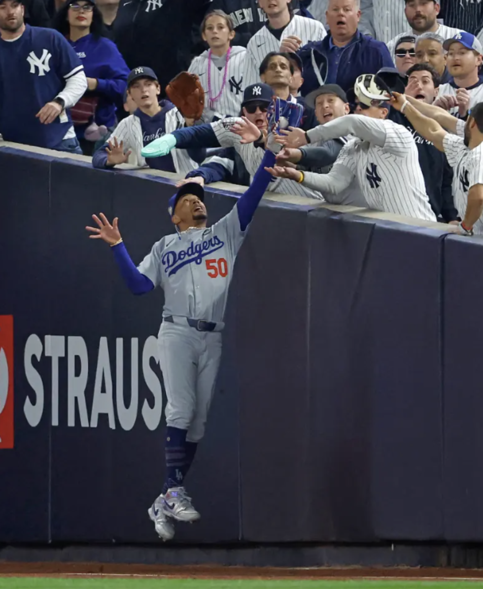 Yankees Fans Interfere With Game 4